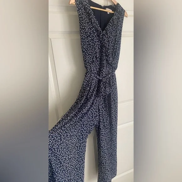 LOFT Outlet Floral Jumpsuit Size 8 Ruffle V-Neck Navy White Effortlessly chic✨ - Picture 6 of 16